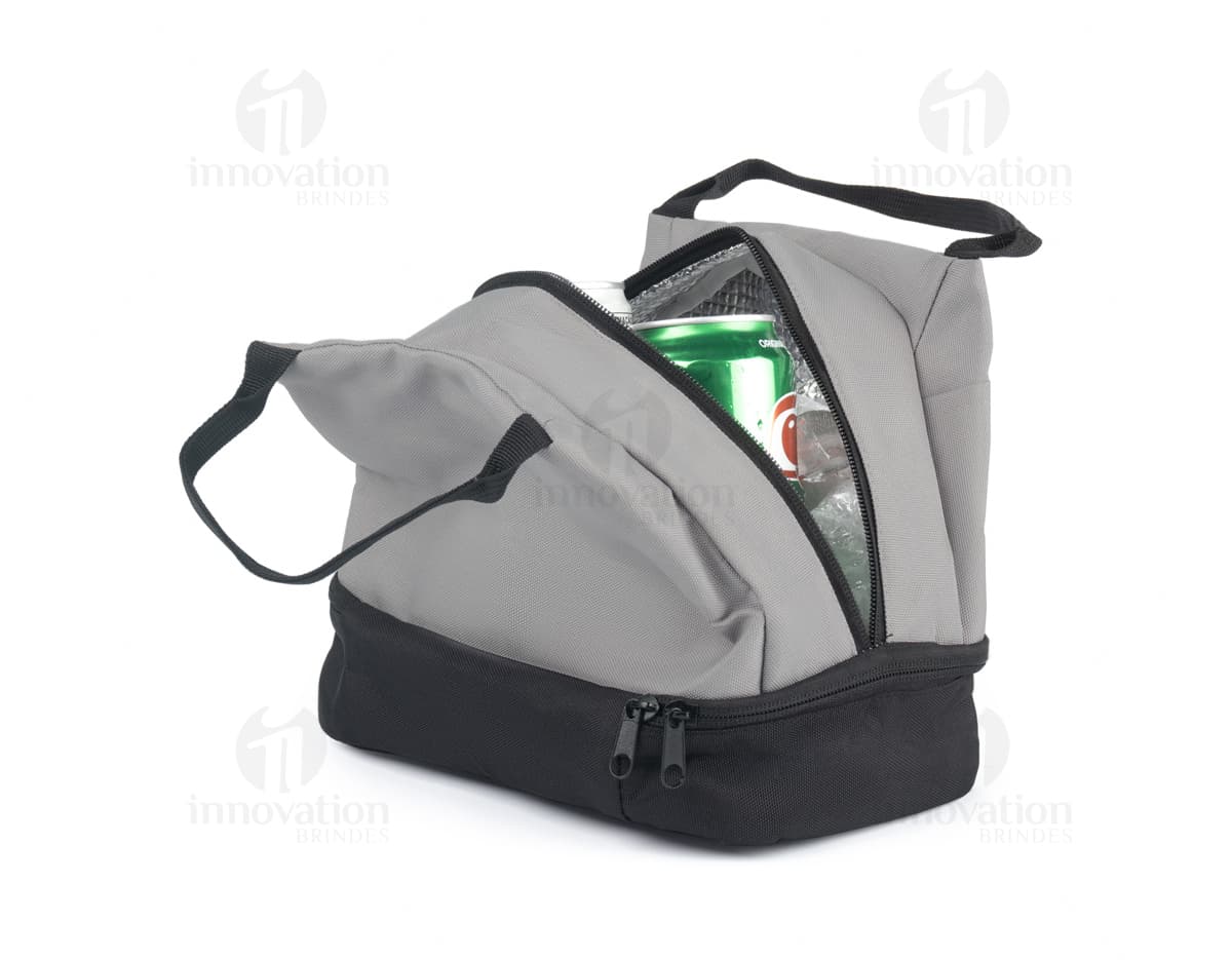 Bolsa térmica preta moderna feita de couro, com alças e detalhes em acessórios de metal. O produto possui design elegante e é adequado para transporte de alimentos ou bebidas.