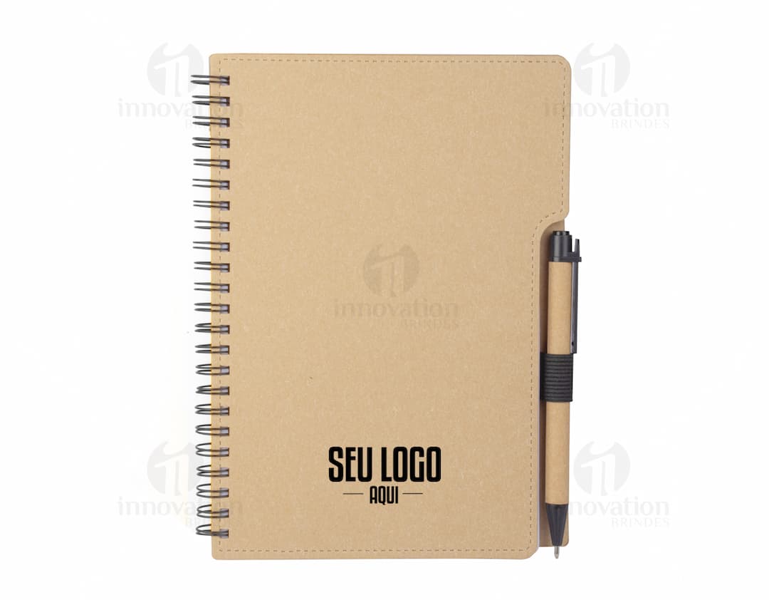 Caderno em couro marrom antigo com páginas em branco, caneta e dinheiro escritos.