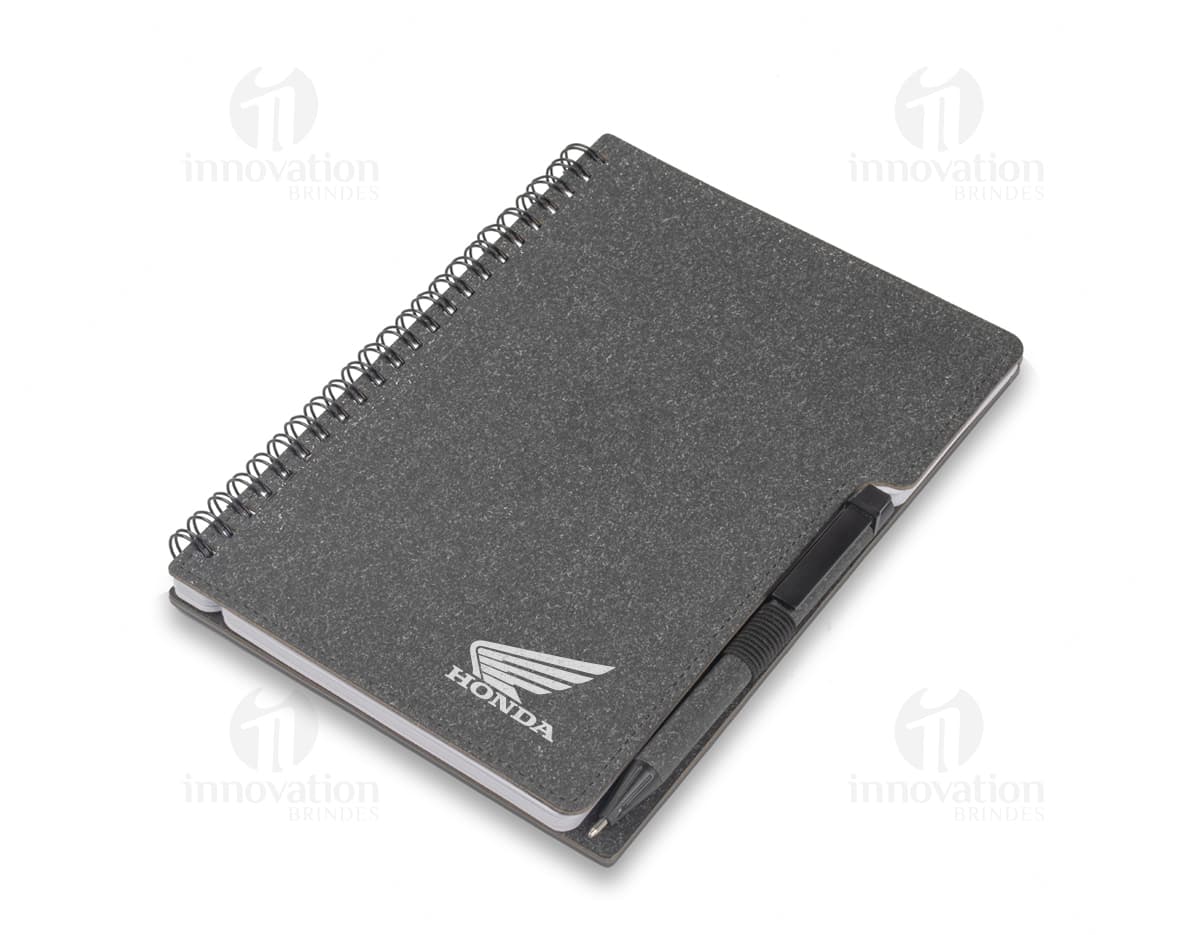 Caderno preto de couro vazio para escrita, fechado.