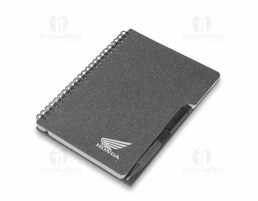 Caderno preto de couro vazio para escrita, fechado.