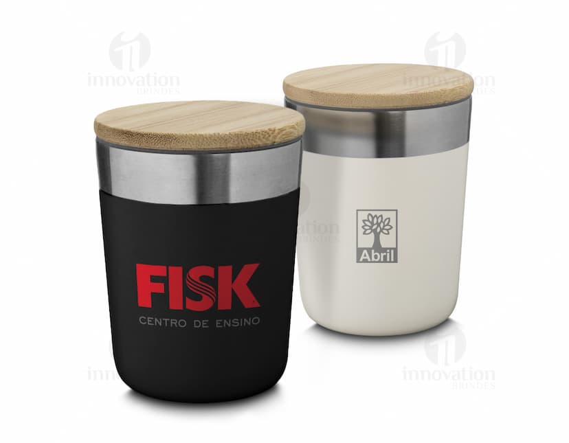 Copo térmico de 300ml, feito de metal, com tampa e parede interna para conservar a temperatura da bebida. Está vazio e refletindo o ambiente ao redor, com um design preto e brilhante.