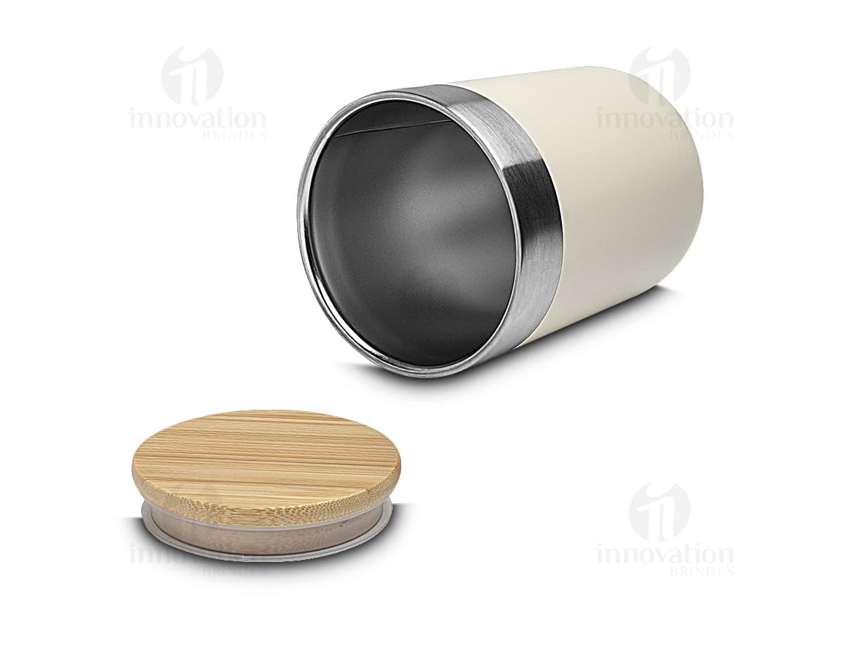 Copo térmico de 300ml em metal prateado com acabamento reflexivo e aparência brilhante. O equipamento possui tecnologia 3D em aço inoxidável, adaptado com um mecanismo de regulação e uma lente de câmera digital. É um objeto vazio com design elegante e sofisticado, ideal para bebidas quentes ou frias.