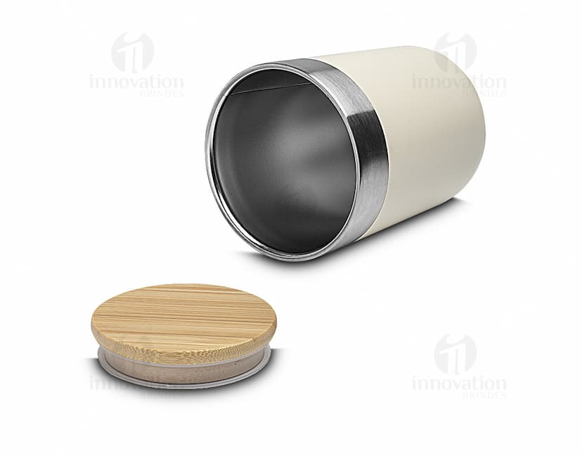 Copo térmico de 300ml em metal prateado com acabamento reflexivo e aparência brilhante. O equipamento possui tecnologia 3D em aço inoxidável, adaptado com um mecanismo de regulação e uma lente de câmera digital. É um objeto vazio com design elegante e sofisticado, ideal para bebidas quentes ou frias.