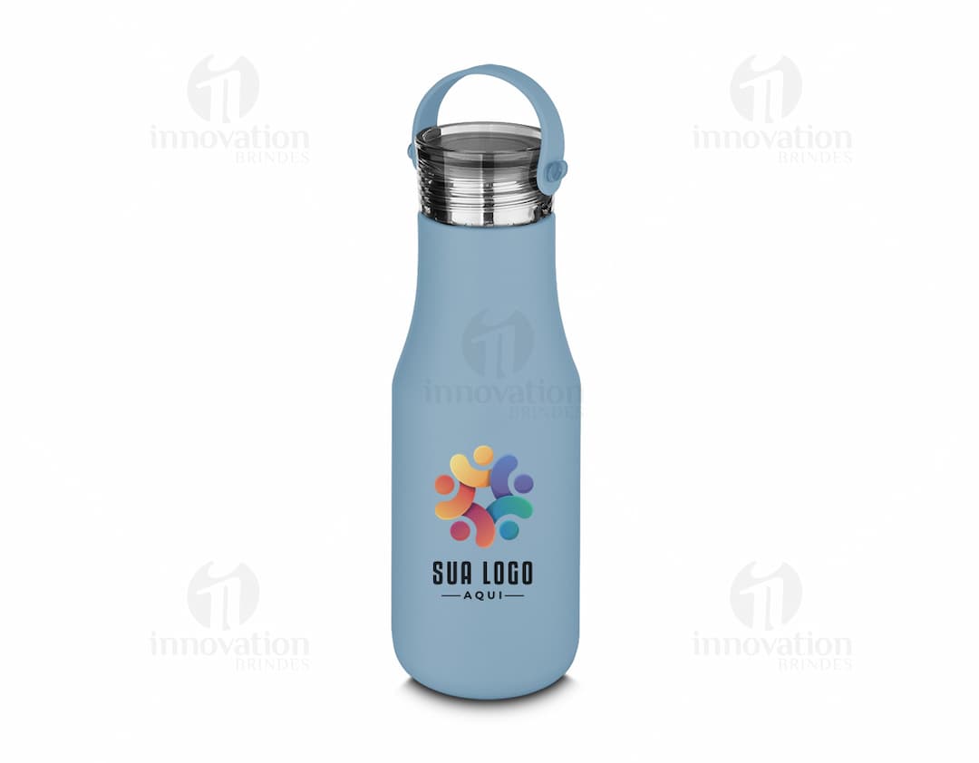 Garrafa térmica de 500ml, transparente, com tampa plástica, contendo líquido. A garrafa está fechada e parece estar cheia, possuindo um design clean e brilhante.