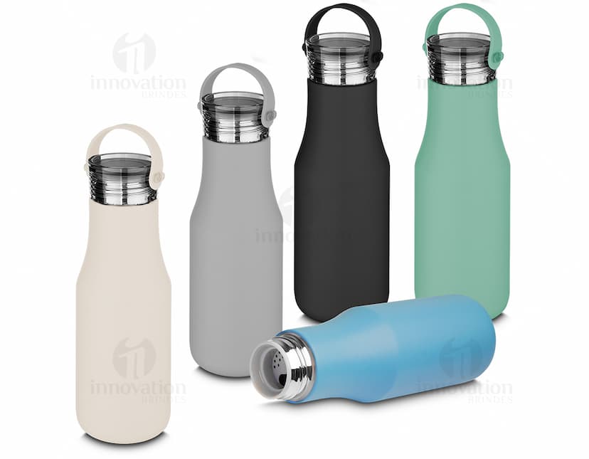 Garrafa térmica transparente de 500ml com tampa, ideal para armazenar bebidas frias. A garrafa possui design clean, é feita de plástico, conta com tampa com válvula de água e possui capacidade para manter a temperatura por mais tempo. Perfeita para festas, bares, restaurantes e celebrações. A garrafa está vazia e não contém rótulo.