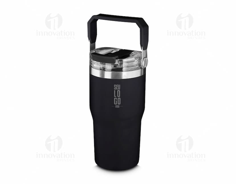 Garrafa térmica de 650ml em material de aço inoxidável, metal preto e prateado, com design 3D, transparente, com tampa e alça de segurança. A garrafa está cheia e contém líquido dentro, com reflexo na superfície.