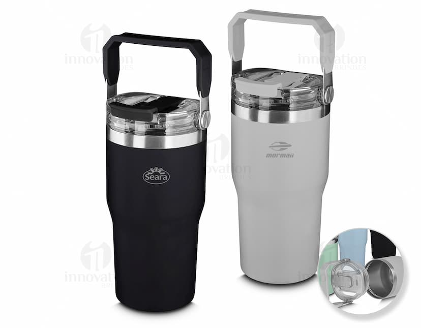 Garrafa térmica de 650ml em material plástico transparente, com tampa de metal e alça de couro. Produto vazio, ideal para armazenar líquidos quentes ou frios. Objeto com design elegante e funcional, ideal para manter a temperatura da bebida por mais tempo.