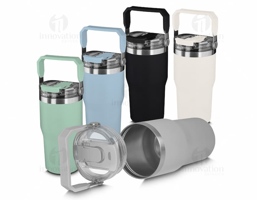 Garrafa térmica de 650ml em design moderno, feita de metal prateado. Possui 3D e é transparente, com label e logo em metal. Ideal para manter líquidos gelados ou quentes por várias horas.