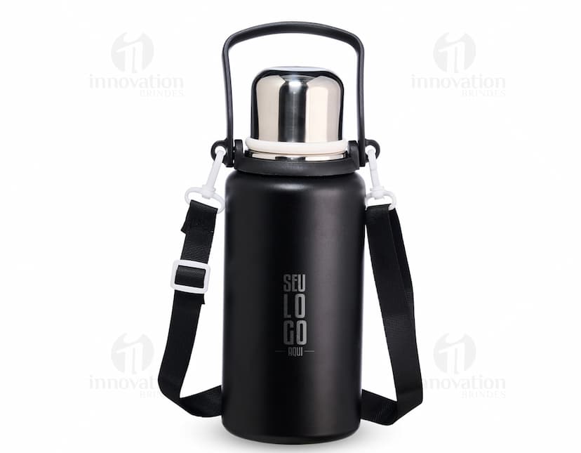 Garrafa térmica de 1 litro com infusor, em metal prateado com detalhes em plástico preto. Contém líquido e possui tampa com alça. Reflexo brilhante visível no fundo.