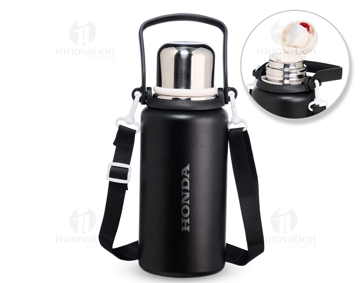 Garrafa térmica de 1 litro com infusor, em metal cromado brilhante. Possui alça para transporte e tampa. Objeto prateado e refletivo, próprio para armazenar líquidos quentes ou frios. Ideal para chás e cafés.
