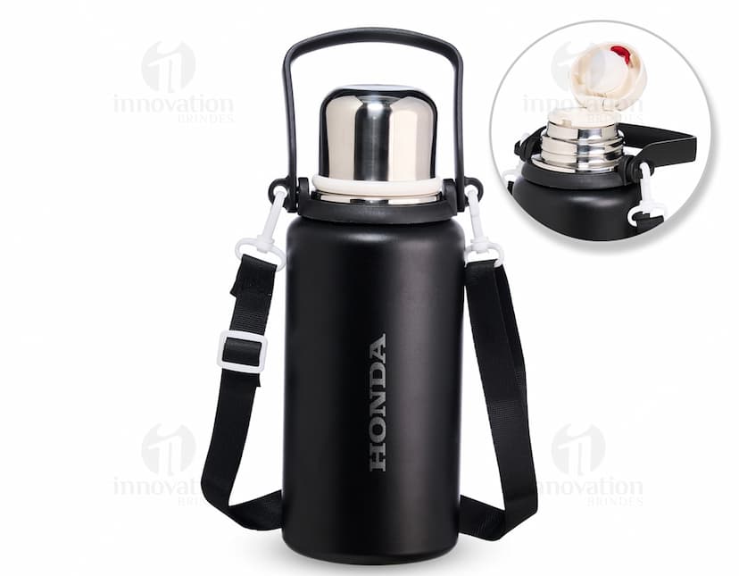 Garrafa térmica de 1 litro com infusor, em metal cromado brilhante. Possui alça para transporte e tampa. Objeto prateado e refletivo, próprio para armazenar líquidos quentes ou frios. Ideal para chás e cafés.