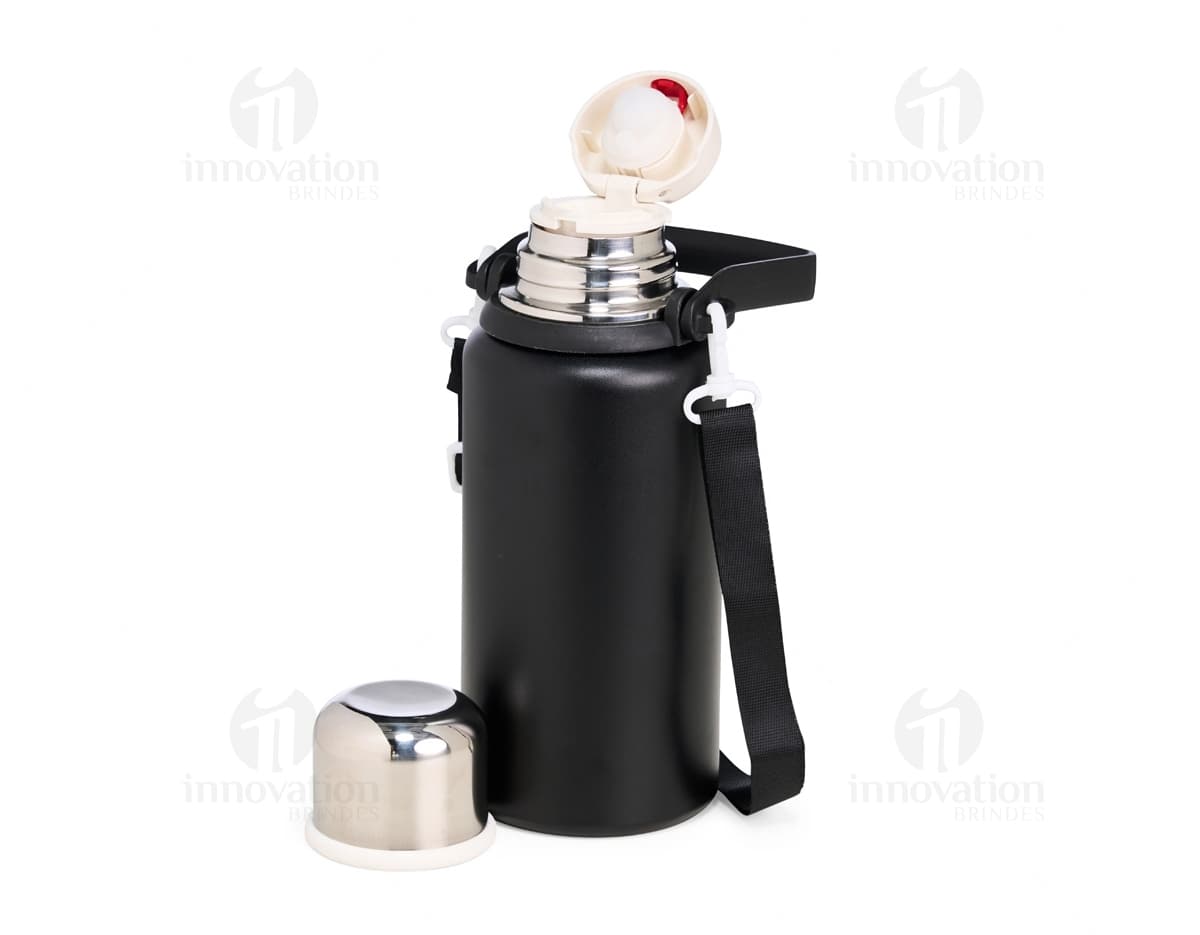 Garrafa térmica de 1 litro com infusor, feita de metal prateado e plástico preto. O utensílio de cozinha possui uma tampa com fechamento hermético e espelho de aço inoxidável. Ideal para manter bebidas quentes ou frias por horas, sendo perfeito para preparar chás, cafés e outras infusões.