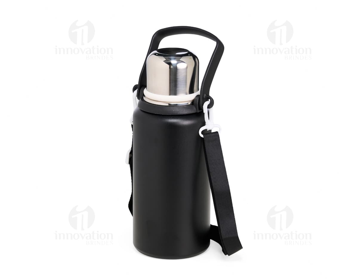 Garrafa térmica de 1 litro com infusor, em metal e plástico preto, com alça e tampa de segurança. Brilhante e reflexiva, ideal para armazenar líquidos.
