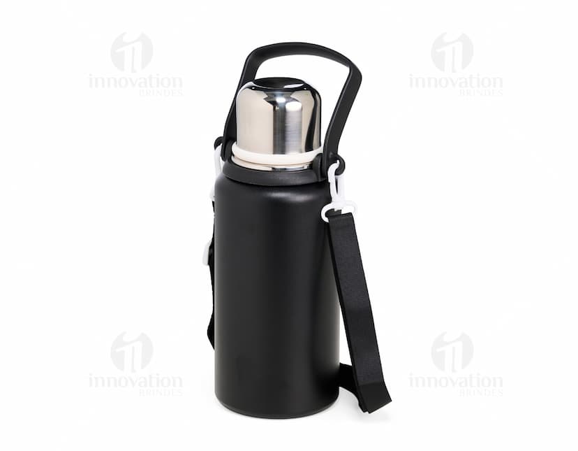 Garrafa térmica de 1 litro com infusor, em metal e plástico preto, com alça e tampa de segurança. Brilhante e reflexiva, ideal para armazenar líquidos.