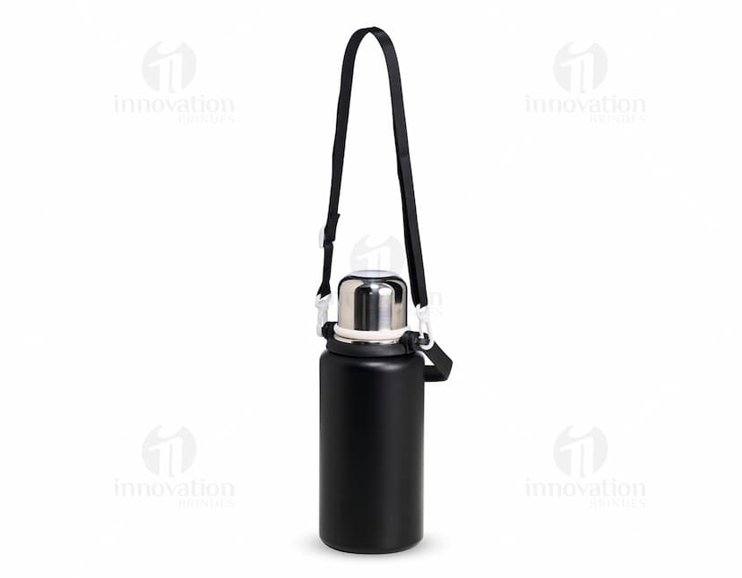 Garrafa térmica de 1 litro com infusor, feita de metal e plástico. Possui um design elegante e moderno, com alça de segurança, fecho de segurança e acabamento cromado. Ideal para manter líquidos quentes ou frios por longos períodos. É um acessório de estilo, perfeito para viagens, passeios ou para uso pessoal.
