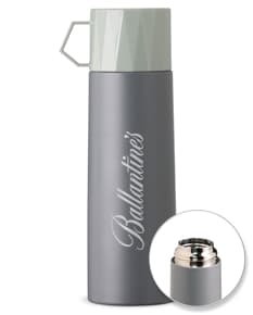Garrafa térmica de 500ml em aço inoxidável, na cor preta, com design elegante e metálico. Ideal para manter a temperatura de bebidas quentes ou frias.