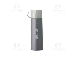Garrafa térmica de 500ml feita de metal brilhante e design moderno, ideal para armazenar líquidos quentes ou frios.