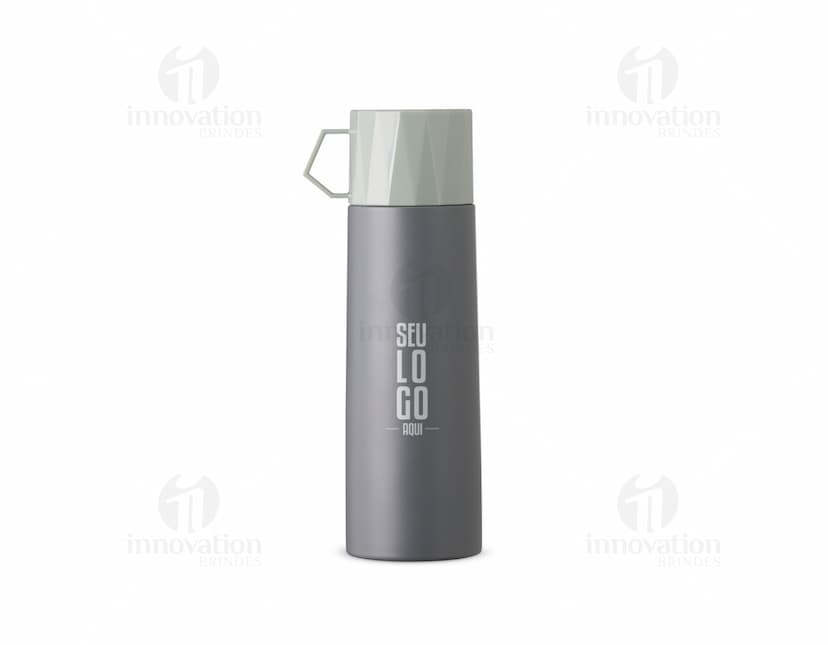 Garrafa térmica de 500ml feita de metal brilhante e design moderno, ideal para armazenar líquidos quentes ou frios.