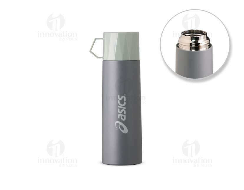 Garrafa térmica de 500ml em aço inoxidável prata e preto, design moderno e elegante. Objeto vazio e limpo, ideal para manter a bebida quente ou fria por longos períodos.
