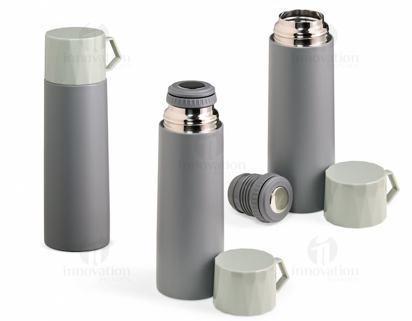 Garrafa térmica de 500ml em metal prateado, com tampa de metal, instrumento vazio de cozinha, objeto brilhante e refletivo.