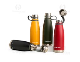 Garrafa Térmica 800ml em um ambiente com garrafas, extintor de incêndio, aparelhos e líquidos em recipientes transparentes. A