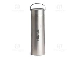 Botella térmica 760ml en inox, equipo de metal, plateado, diseño moderno, conteniendo líquido transparente, reflejos