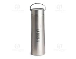 Botella térmica 760ml en inox, equipo de metal, plateado, diseño moderno, conteniendo líquido transparente, reflejos
