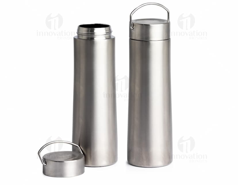 Garrafa térmica 760ml em inox com design clean e shiny. Ideal para armazenar líquidos, mantendo a temperatura por mais tempo. Perfeito para manter sua bebida quente ou fria.
