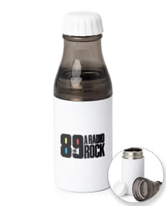 Garrafa plástica 600ml com rótulo em branco, contendo líquido transparente. A garrafa está limpa e refletindo a luz, sem tampa. A imagem mostra um produto de cuidado e saúde, podendo ser utilizado para armazenar álcool, bebidas, loções ou medicamentos.