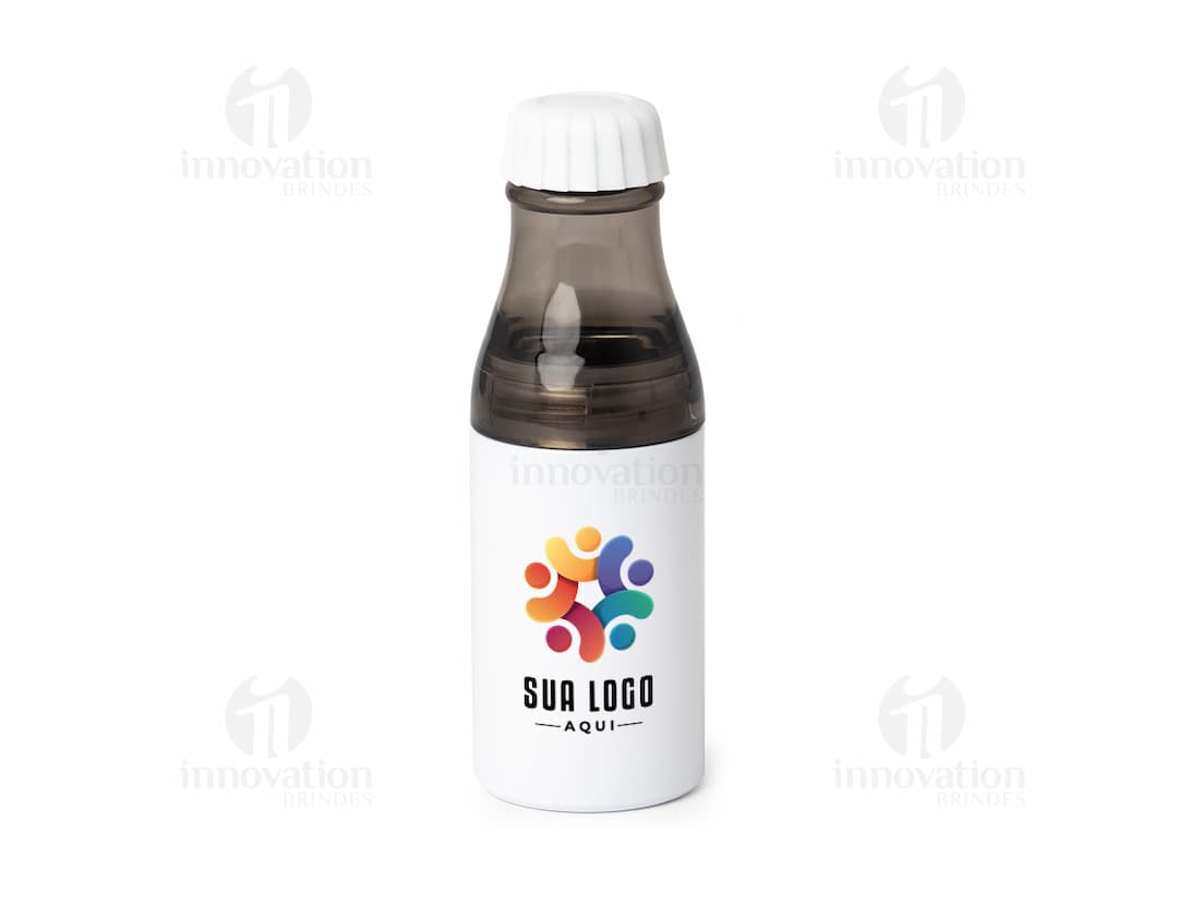 Garrafa plástica 600ml com rótulo em branco, contendo líquido transparente. A garrafa está limpa e refletindo a luz, sem tampa. A imagem mostra um produto de cuidado e saúde, podendo ser utilizado para armazenar álcool, bebidas, loções ou medicamentos.