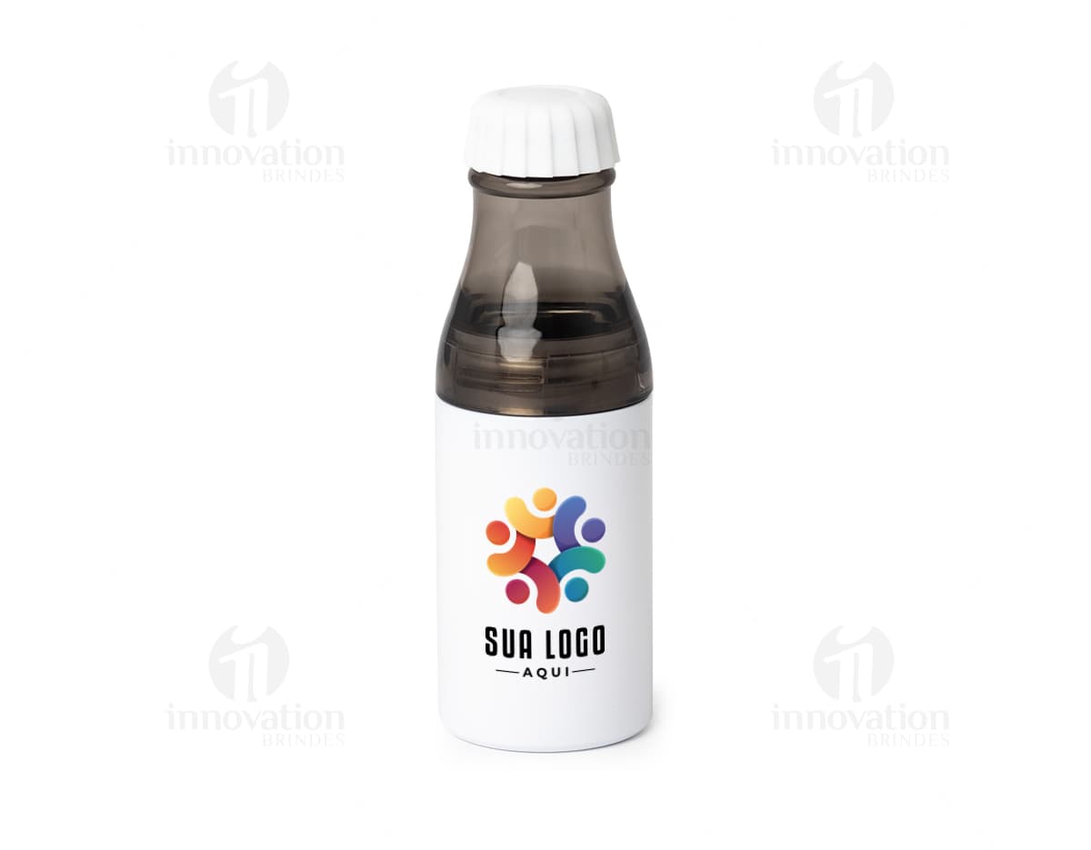 Garrafa plástica de 600ml transparente contendo líquido. A tampa da garrafa é de plástico e o recipiente é de vidro. A garrafa parece estar cheia de água. A imagem mostra também um objeto de higiene pessoal e saúde.