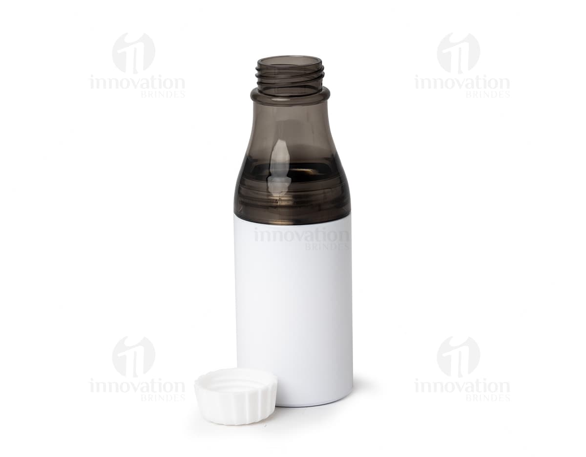 Garrafa plástica transparente de 600ml contendo água. A etiqueta do recipiente é limpa e o recipiente está vazio, com tampa. A garrafa é saudável, fresca e refrescante, podendo ser utilizada para armazenar líquidos como água, sucos, leite ou qualquer outra bebida. Ideal para manter-se hidratado durante atividades esportivas, passeios ao ar livre ou no dia a dia.