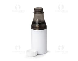 Garrafa plástica transparente de 600ml contendo água. A etiqueta do recipiente é limpa e o recipiente está vazio, com tampa.