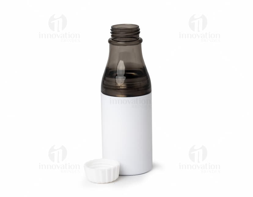 Garrafa plástica transparente de 600ml contendo água. A etiqueta do recipiente é limpa e o recipiente está vazio, com tampa. A garrafa é saudável, fresca e refrescante, podendo ser utilizada para armazenar líquidos como água, sucos, leite ou qualquer outra bebida. Ideal para manter-se hidratado durante atividades esportivas, passeios ao ar livre ou no dia a dia.