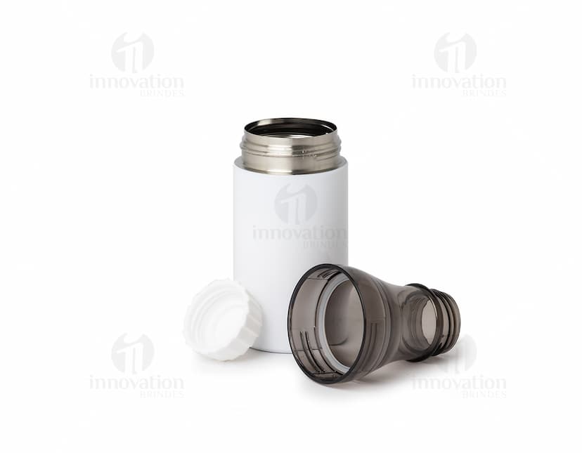 Uma garrafa plástica de 600ml, na cor preta e prata, com design moderno e fechamento por tampa de rosca. A garrafa vazia está em um ambiente iluminado, refletindo a luz em sua superfície brilhante.
