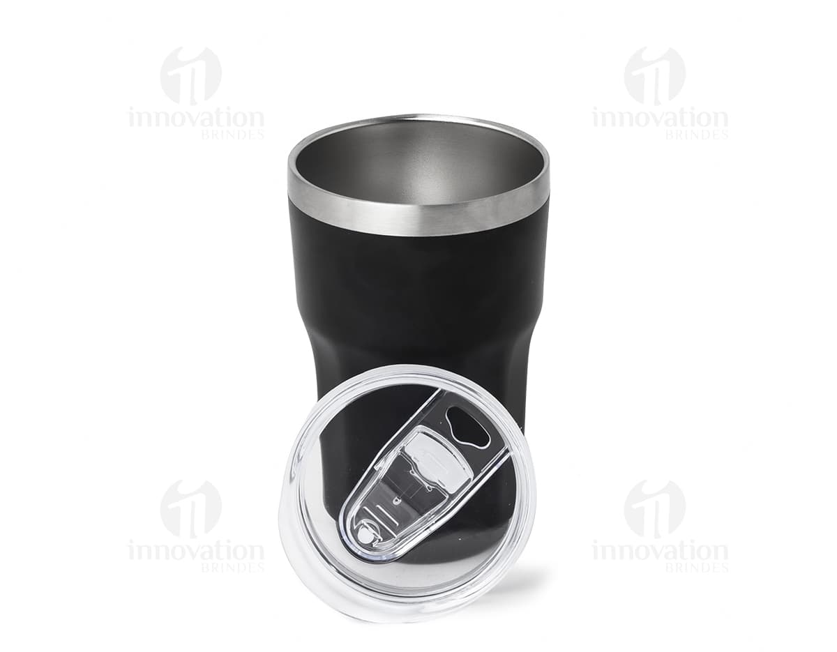 Copo térmico de 300ml vazio, de cor preta, feito de metal e plástico. O copo está sobre uma superfície reflexiva de aço, com destaque de luz e detalhes em amarelo. A imagem também inclui um filtro de café, um saucer e um bule ao fundo.