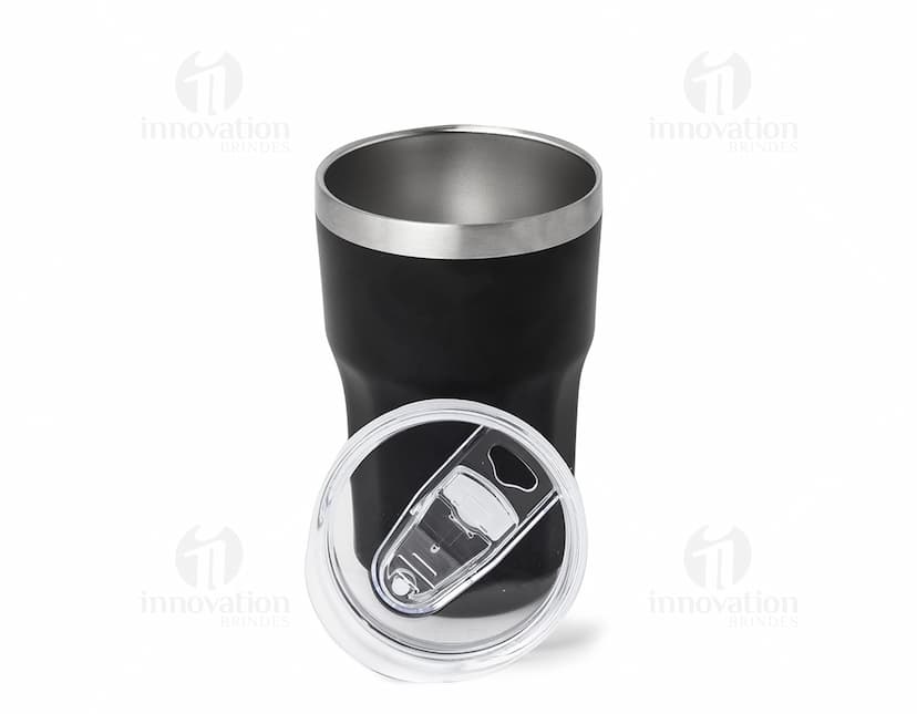 Copo térmico de 300ml vazio, de cor preta, feito de metal e plástico. O copo está sobre uma superfície reflexiva de aço, com destaque de luz e detalhes em amarelo. A imagem também inclui um filtro de café, um saucer e um bule ao fundo.