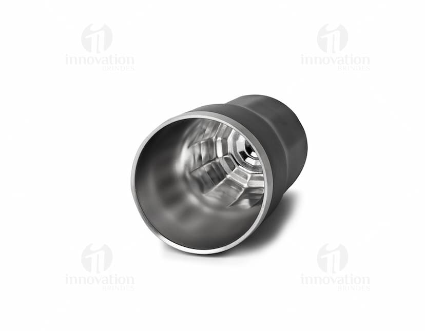 spotlight metal reflection circle ring technology device silver round object business equipment computer black close digital closeup symbol shiny can glass data light information 3d drink hand glass sign compact optical video media money design color tool wheel backup aluminum disc record planet chrome disk single plastic beverage icon button steel picture work. O copo térmico de 300ml é um produto que oferece design atraente e funcionalidade, sendo feito em alumínio com acabamento cromado, garantindo durabilidade e resistência. Ideal para manter a temperatura de bebidas, é um item prático e compacto para o dia a dia, além de ser fácil de limpar e transportar. Ideal para utilização no trabalho, em casa, ou em qualquer ambiente.