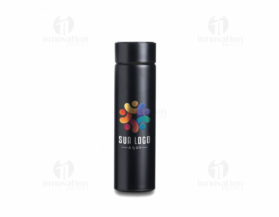 Garrafa térmica de 400ml com display LED, feita de metal prateado. A garrafa é preta e possui um dispositivo eletrônico no topo, com um líquido dentro. O equipamento possui um visual moderno e tecnológico, com reflexos brilhantes. Ideal para armazenar bebidas quentes ou frias.