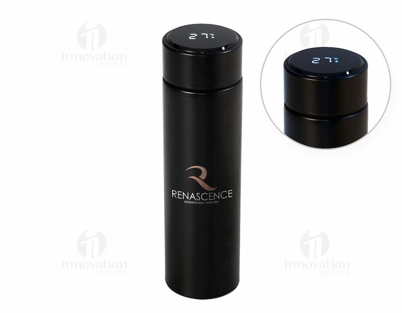 Garrafa térmica de 400ml com display LED, contendo em seu interior objetos como maquiagem, batom, desodorante e cosméticos. Feita de metal prateado, refletindo a luz de forma brilhante. A imagem é próxima e detalhada, mostrando a tecnologia do dispositivo.