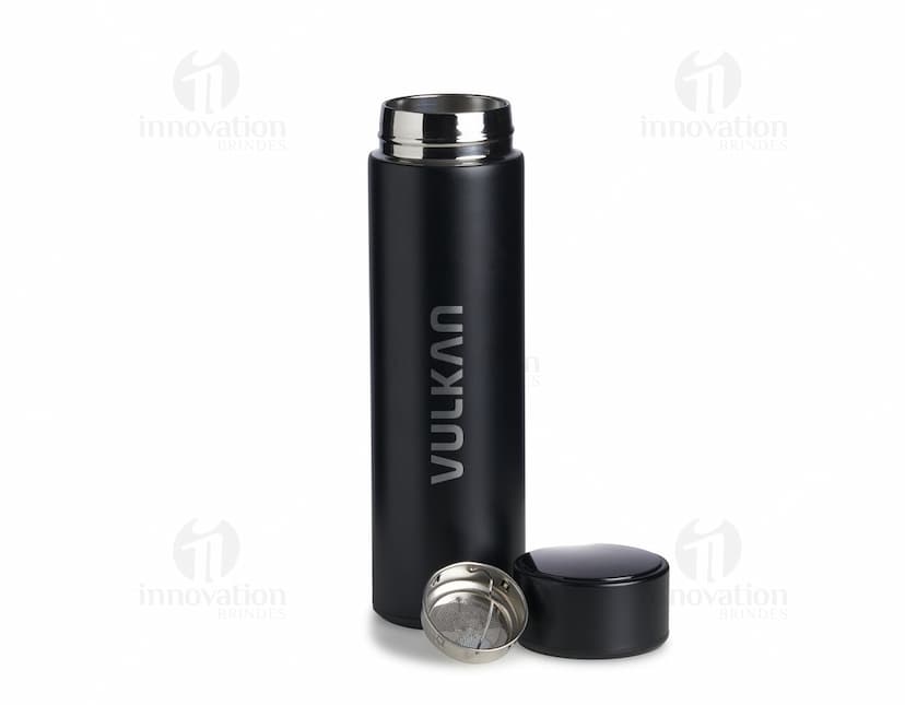Garrafa térmica de 400ml com display LED em metal prateado e preto, objeto de higiene e cuidados pessoais, container vazio de tecnologia elétrica, com design clean e brilhante.