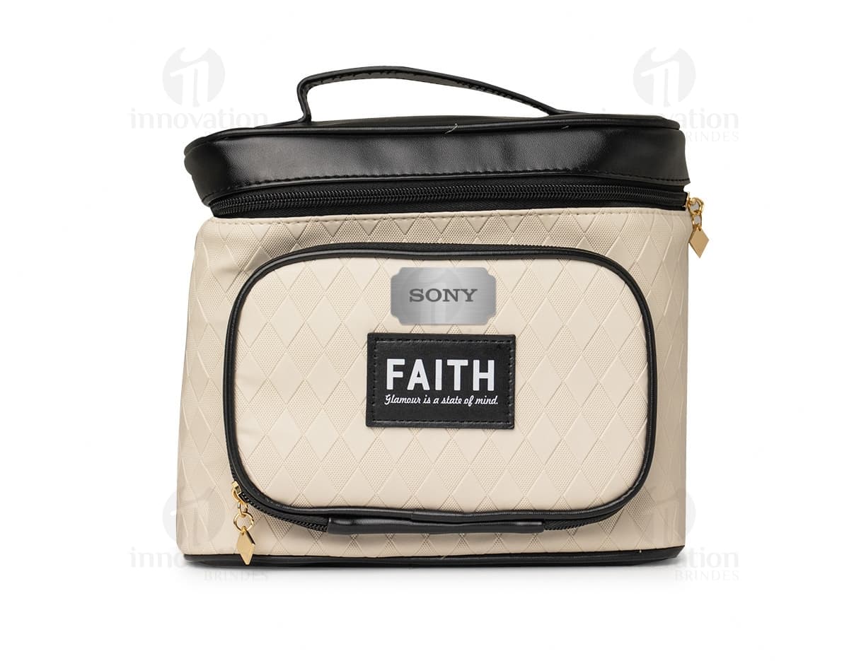 Necessaire PU preta estilo vintage, feita de couro, com um design elegante e moderno. Perfeita para armazenar dinheiro, cartões e outros itens pessoais durante viagens ou no dia a dia. Possui alça e zíper para facilitar o transporte e garantir segurança.