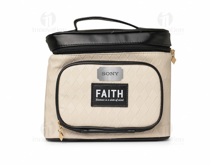 Necessaire PU preta estilo vintage, feita de couro, com um design elegante e moderno. Perfeita para armazenar dinheiro, cartões e outros itens pessoais durante viagens ou no dia a dia. Possui alça e zíper para facilitar o transporte e garantir segurança.