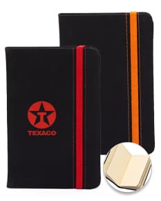 Notebook preto em branco, com design moderno e tecnológico. Caderneta emborrachada sem pauta, perfeita para uso em escritórios e negócios. Equipamento vazio para escrita digital, com espaço para mensagens e comunicação. Estilo vintage e educacional, com botões e teclado para facilitar a utilização.