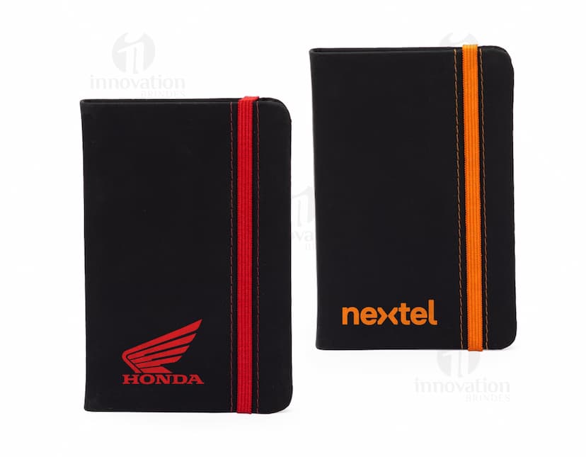 Caderneta emborrachada sem pauta, com capa de couro preta e espaço para escrever ou desenhar. Perfeita para uso no escritório, em casa ou na escola. A capa possui um design vintage e textura grunge, lembrando um caderno antigo. Ideal para armazenar informações, notas, lista de tarefas e lembretes. Com espaço para armazenar documentos e manter tudo organizado.