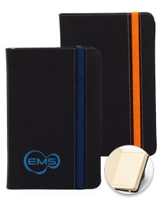 Caderneta emborrachada com pauta preta, moderna e vazia, em cima de um notebook preto. Também inclui uma teclado, caixa, botão, papel, livro, alto-falante, celular, efeito 3D, tela, documentos e moeda.
