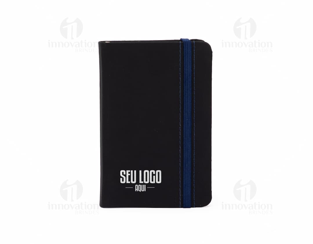 Caderneta emborrachada com pauta preta, moderna e vazia, em cima de um notebook preto. Também inclui uma teclado, caixa, botão, papel, livro, alto-falante, celular, efeito 3D, tela, documentos e moeda.
