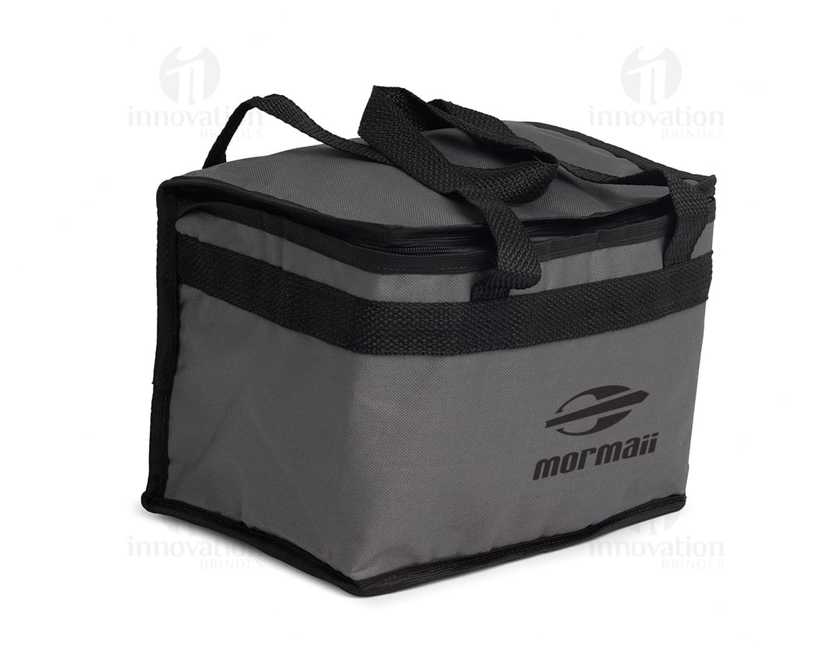 Bolsa térmica de 13 litros em couro preto com alça de transporte, ideal para armazenar alimentos e bebidas para viagens ou eventos.