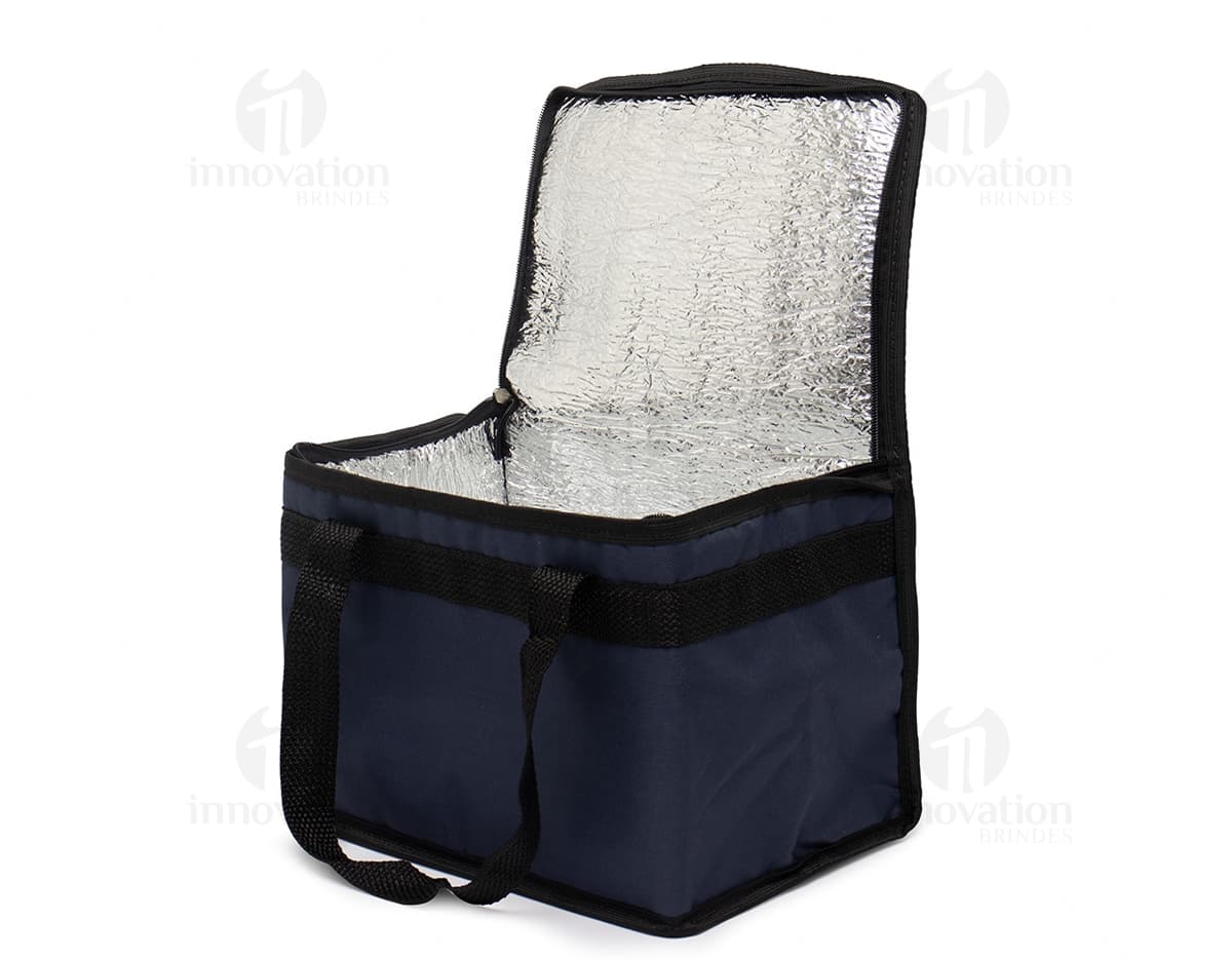 Bolsa térmica 13 litros preta de couro, elegante e moderna. Ideal para viagens e escritório, com capacidade de armazenamento de objetos e mantimentos. Alça confortável para transporte.