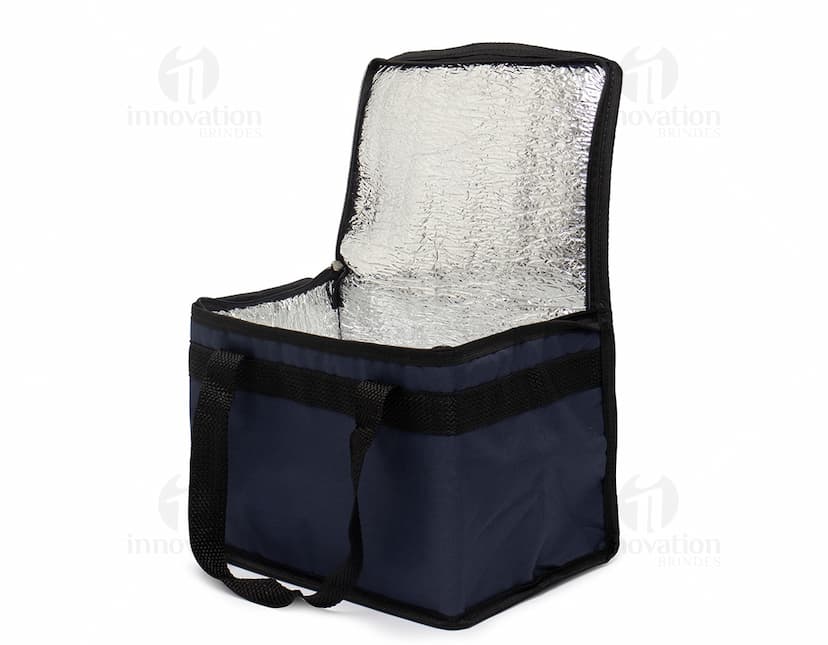 Bolsa térmica 13 litros preta de couro, elegante e moderna. Ideal para viagens e escritório, com capacidade de armazenamento de objetos e mantimentos. Alça confortável para transporte.